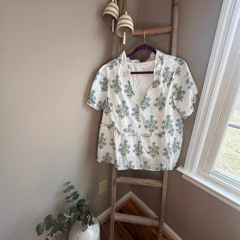 Women’s White Floral Peplum V-Neck Top